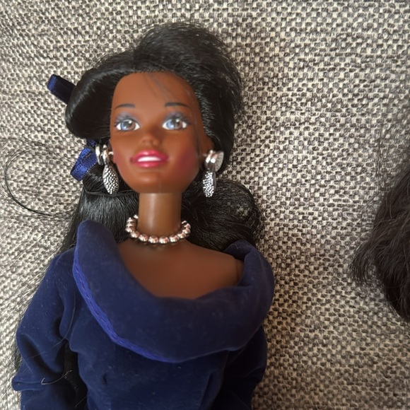 Two Avon collectible dolls - Picture 2 of 5